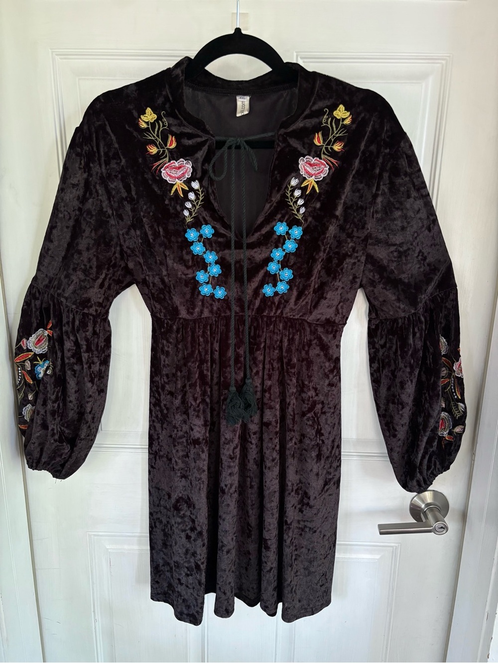 Source Unknown Black Velvet Embroidered Long-Sleeve Dress